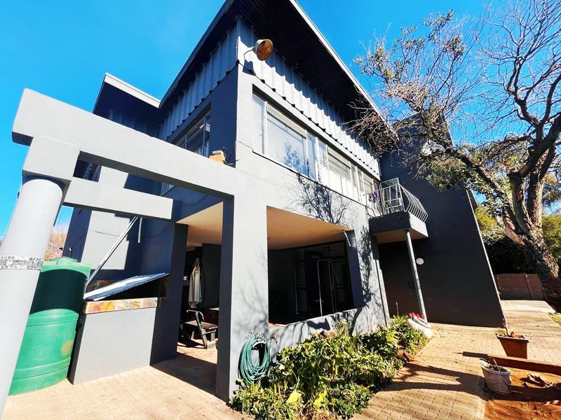 Stunnig Family Home in Brakpan - Photo 2