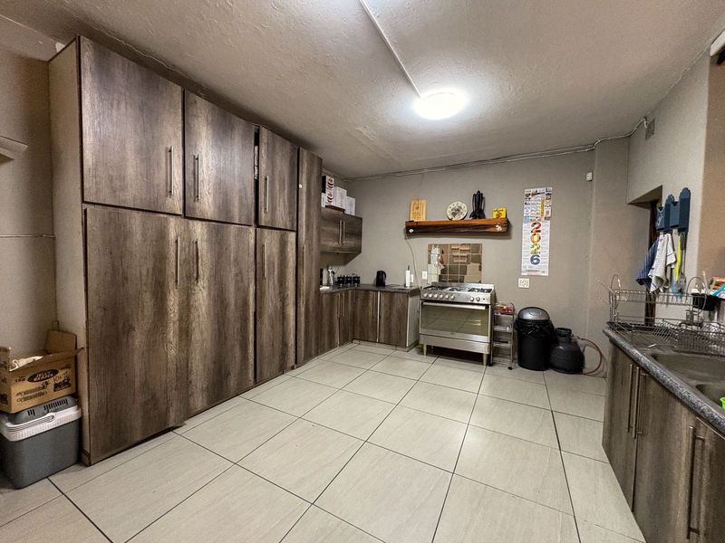 Stunnig Family Home in Brakpan - Photo 4