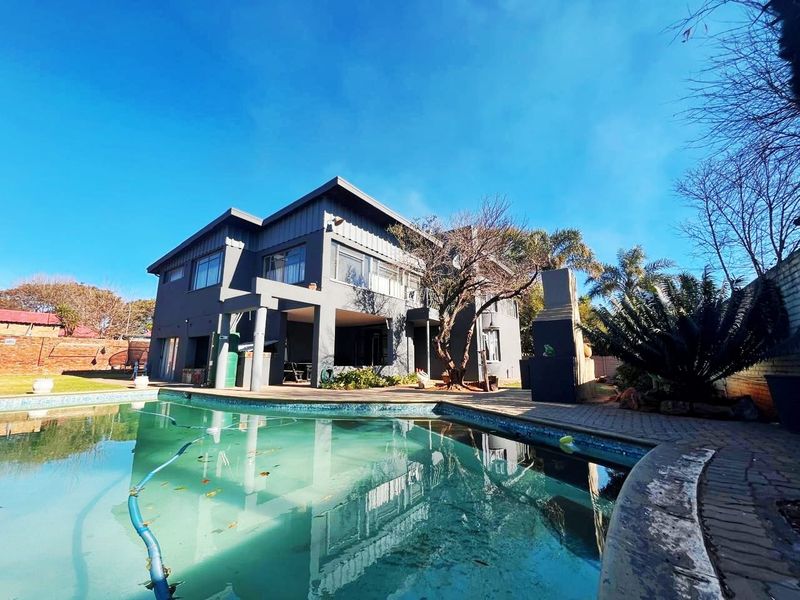 Stunnig Family Home in Brakpan - Photo 1
