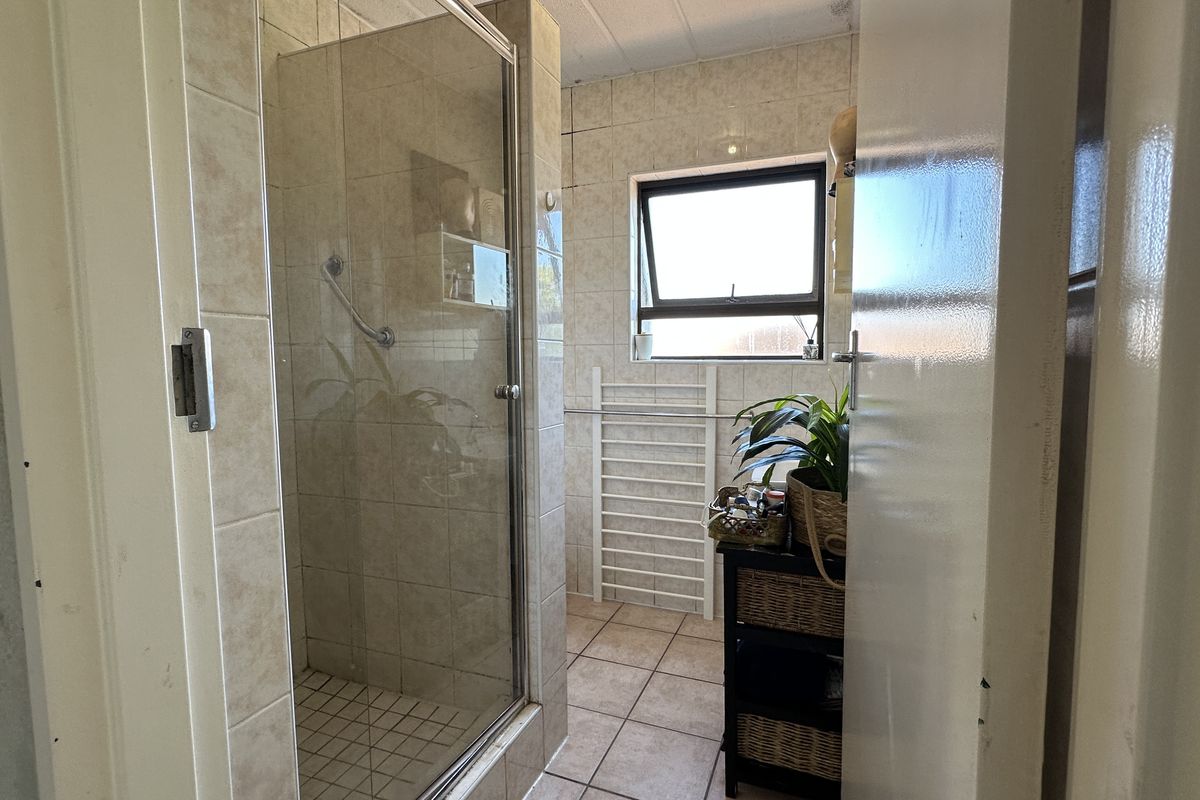 Modern 2 Bedroom Apartment in Secure Estate – Perfect for Families! - Photo 5