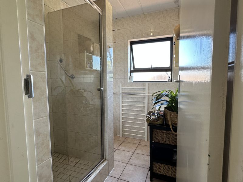 Modern 2 Bedroom Apartment in Secure Estate – Perfect for Families! - Photo 5