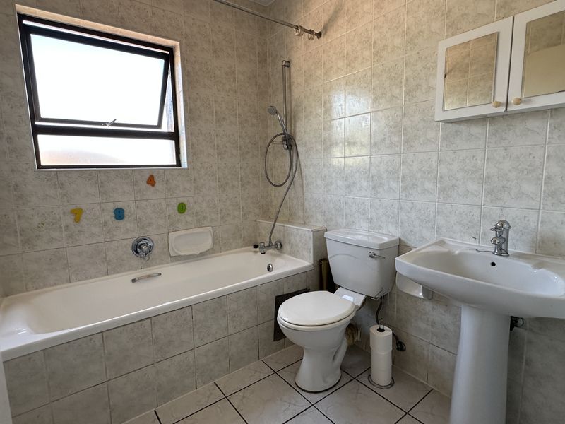 Modern 2 Bedroom Apartment in Secure Estate – Perfect for Families! - Photo 7