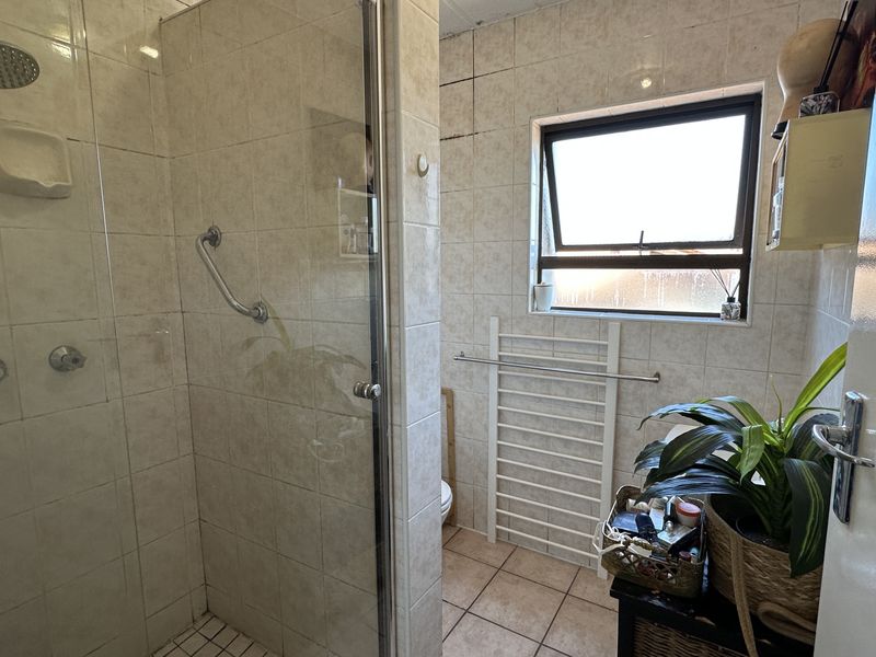 Modern 2 Bedroom Apartment in Secure Estate – Perfect for Families! - Photo 6