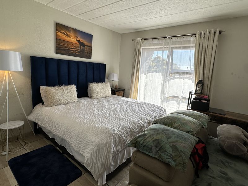 Modern 2 Bedroom Apartment in Secure Estate – Perfect for Families! - Photo 2