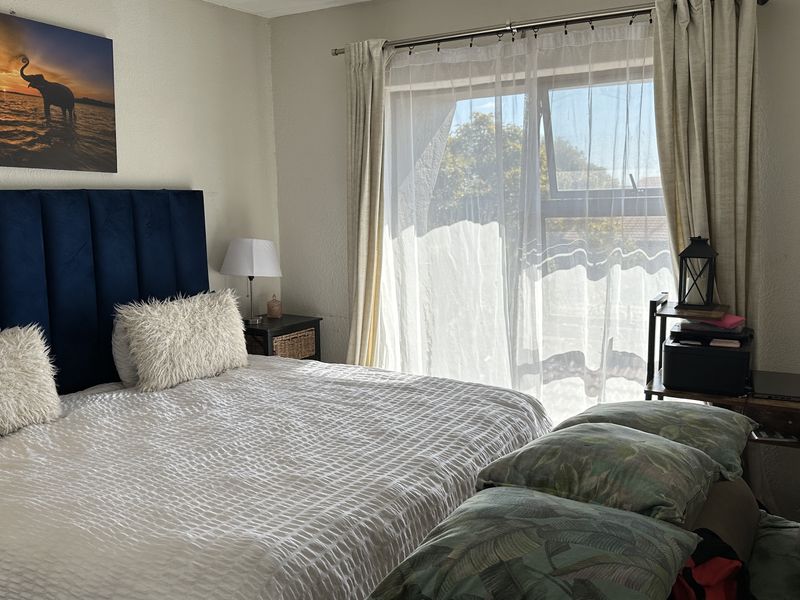 Modern 2 Bedroom Apartment in Secure Estate – Perfect for Families! - Photo 4