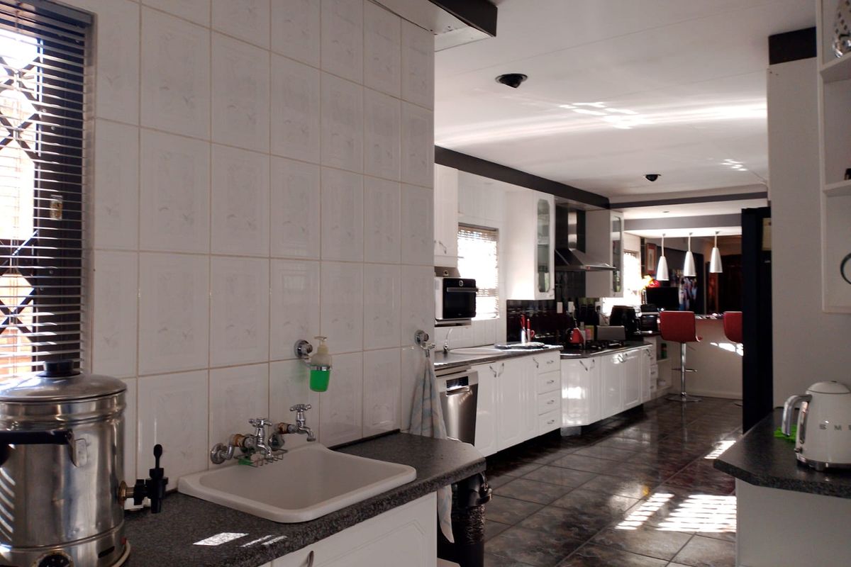 4 Bedroom house for sale in Dalpark ext 1 - Photo 3