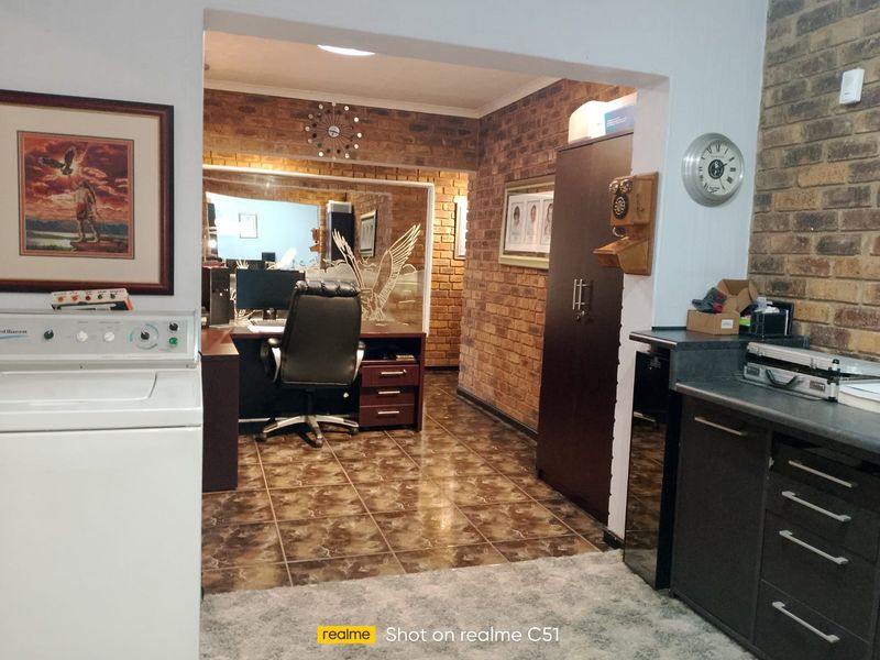 4 Bedroom house for sale in Dalpark ext 1 - Photo 8