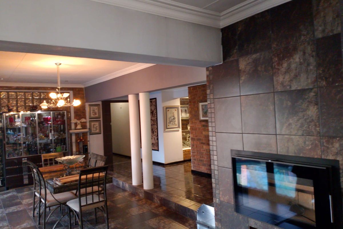 4 Bedroom house for sale in Dalpark ext 1 - Photo 5