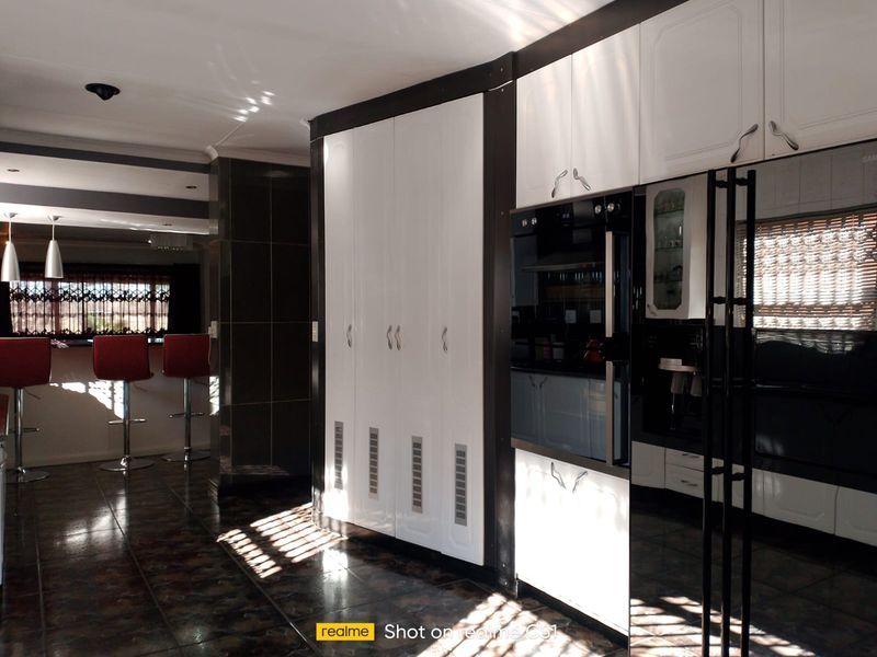 4 Bedroom house for sale in Dalpark ext 1 - Photo 2