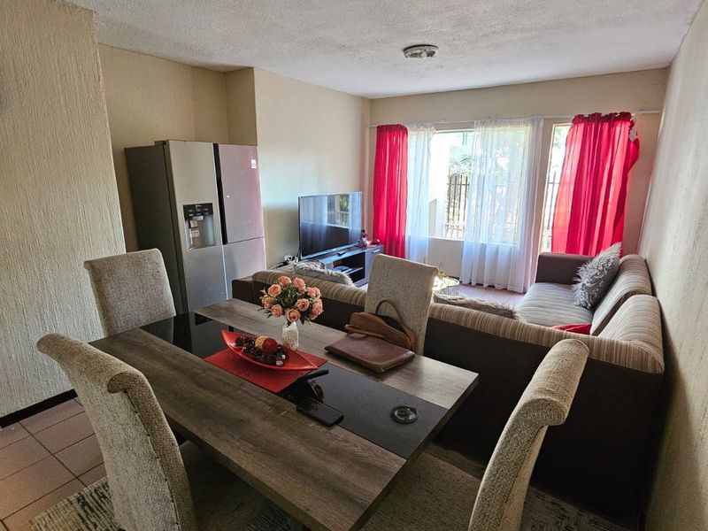 Spacious 3-Bed, 2-Bath Ground Floor Apartment with Garden in Secure Primrose Complex – Close to Town - Photo 2