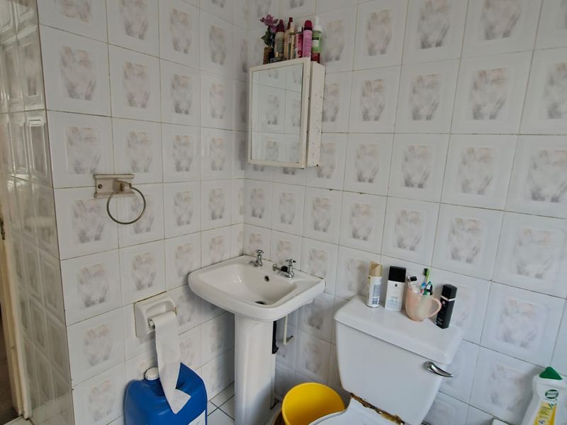 Spacious 3-Bed, 2-Bath Ground Floor Apartment with Garden in Secure Primrose Complex – Close to Town - Photo 8