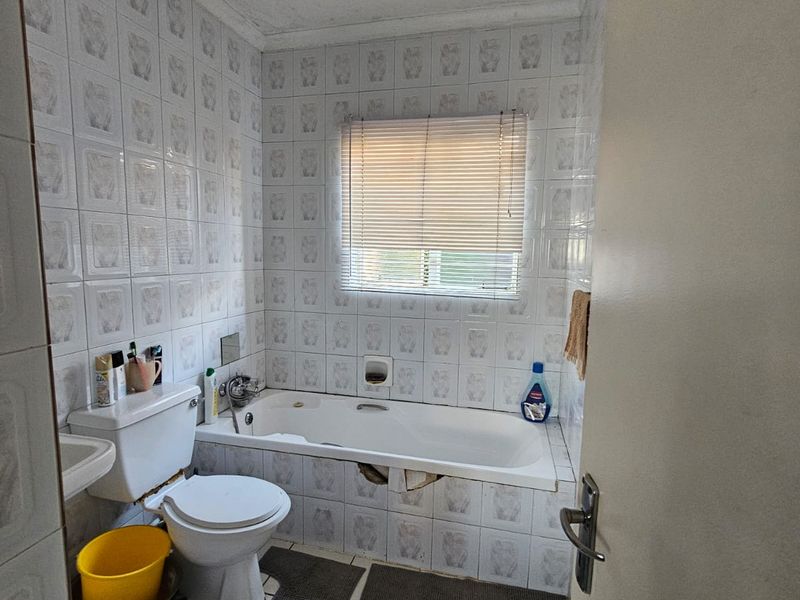 Spacious 3-Bed, 2-Bath Ground Floor Apartment with Garden in Secure Primrose Complex – Close to Town - Photo 7