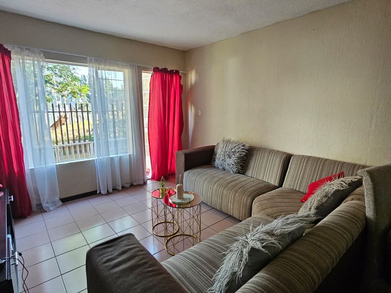 Spacious 3-Bed, 2-Bath Ground Floor Apartment with Garden in Secure Primrose Complex – Close to Town - Photo 3