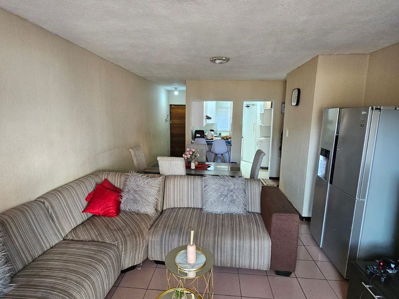 Spacious 3-Bed, 2-Bath Ground Floor Apartment with Garden in Secure Primrose Complex – Close to Town - Photo 4