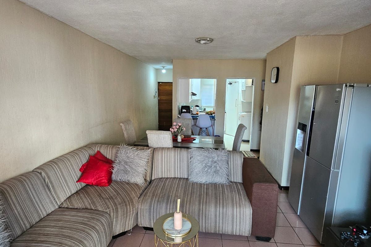 Spacious 3-Bed, 2-Bath Ground Floor Apartment with Garden in Secure Primrose Complex – Close to Town - Photo 4