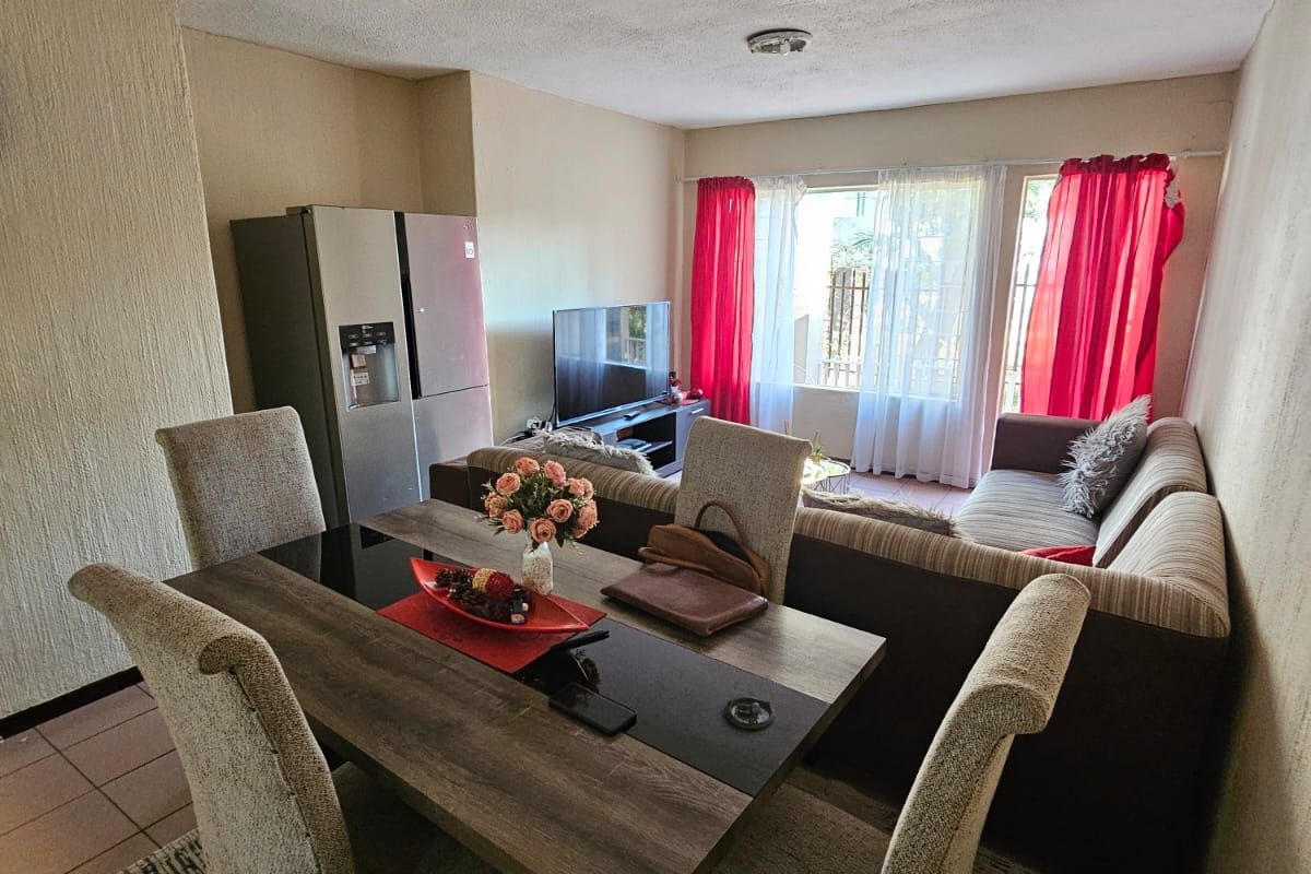 Spacious 3-Bed, 2-Bath Ground Floor Apartment with Garden in Secure Primrose Complex – Close to Town - Photo 2