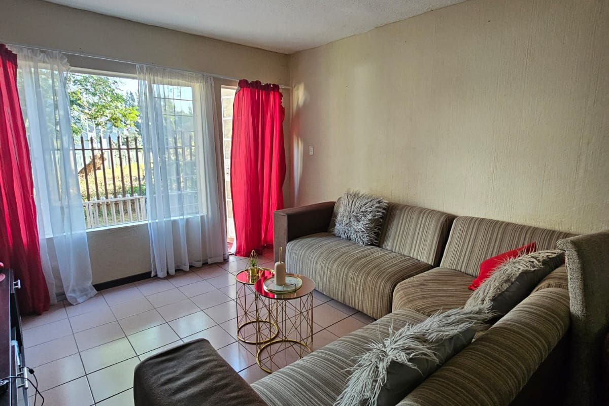 Spacious 3-Bed, 2-Bath Ground Floor Apartment with Garden in Secure Primrose Complex – Close to Town - Photo 3