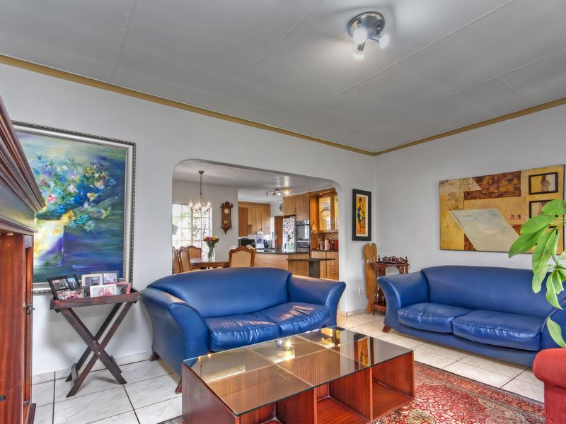 A HOME OF DISTINCTION AND DESIGN WITH COTTAGE AND OFFICE SPACE. - Photo 9