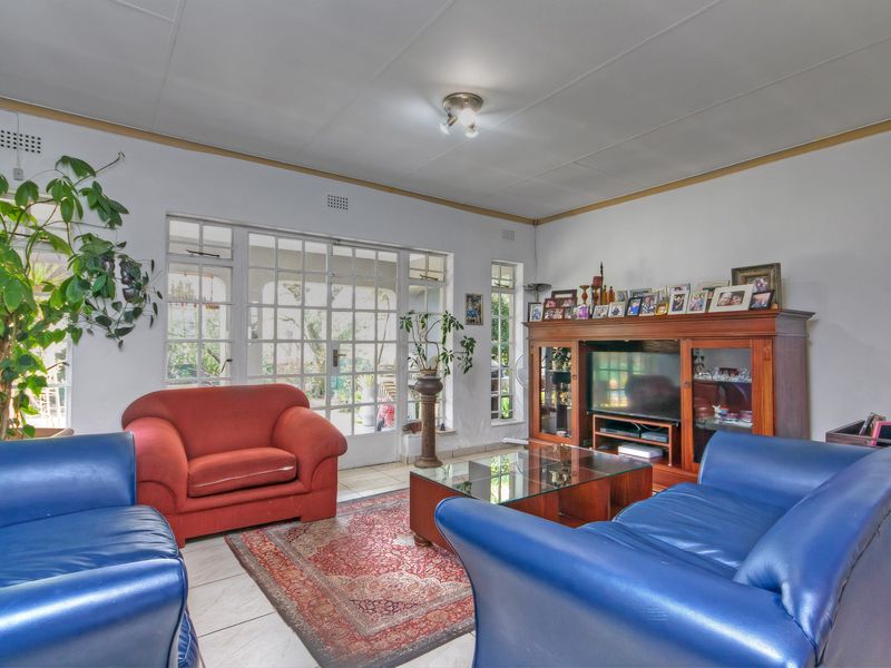 A HOME OF DISTINCTION AND DESIGN WITH COTTAGE AND OFFICE SPACE. - Photo 10