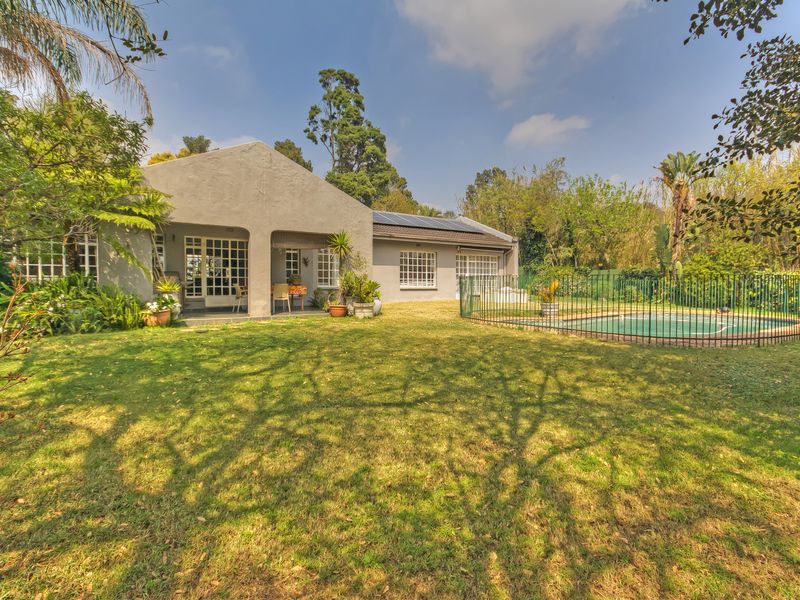 A HOME OF DISTINCTION AND DESIGN WITH COTTAGE AND OFFICE SPACE. - Photo 2