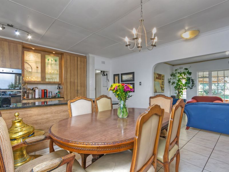 A HOME OF DISTINCTION AND DESIGN WITH COTTAGE AND OFFICE SPACE. - Photo 8