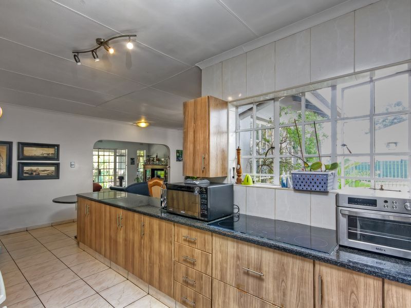 A HOME OF DISTINCTION AND DESIGN WITH COTTAGE AND OFFICE SPACE. - Photo 6