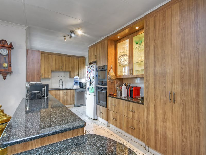 A HOME OF DISTINCTION AND DESIGN WITH COTTAGE AND OFFICE SPACE. - Photo 7