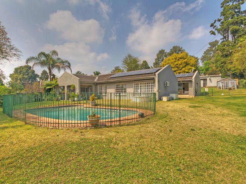 A HOME OF DISTINCTION AND DESIGN WITH COTTAGE AND OFFICE SPACE. - Photo 3