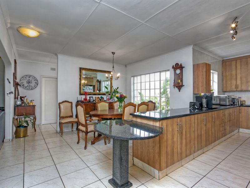 A HOME OF DISTINCTION AND DESIGN WITH COTTAGE AND OFFICE SPACE. - Photo 5
