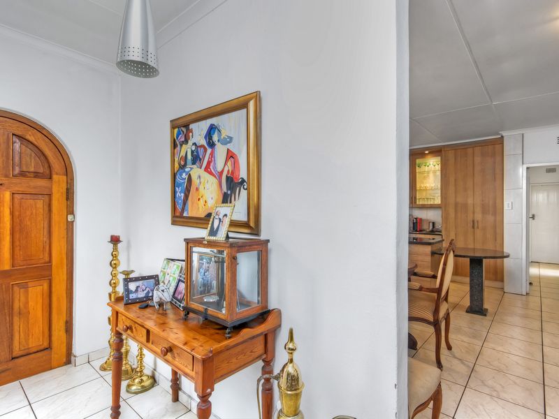 A HOME OF DISTINCTION AND DESIGN WITH COTTAGE AND OFFICE SPACE. - Photo 4