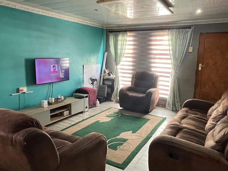 2 BED 1 BATH HOUSE WITH FLATLET FOR SALE - Photo 2
