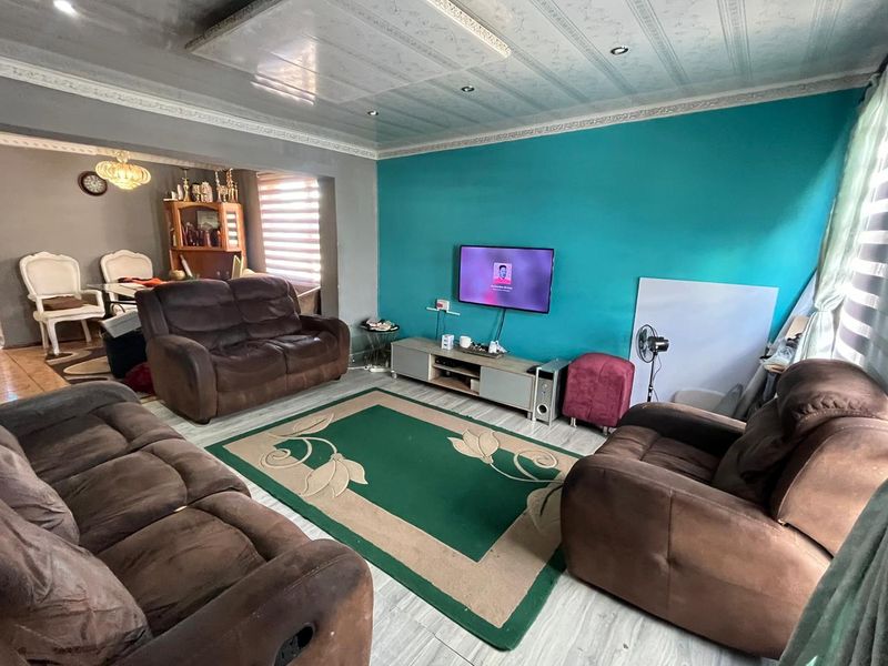 2 BED 1 BATH HOUSE WITH FLATLET FOR SALE - Photo 3