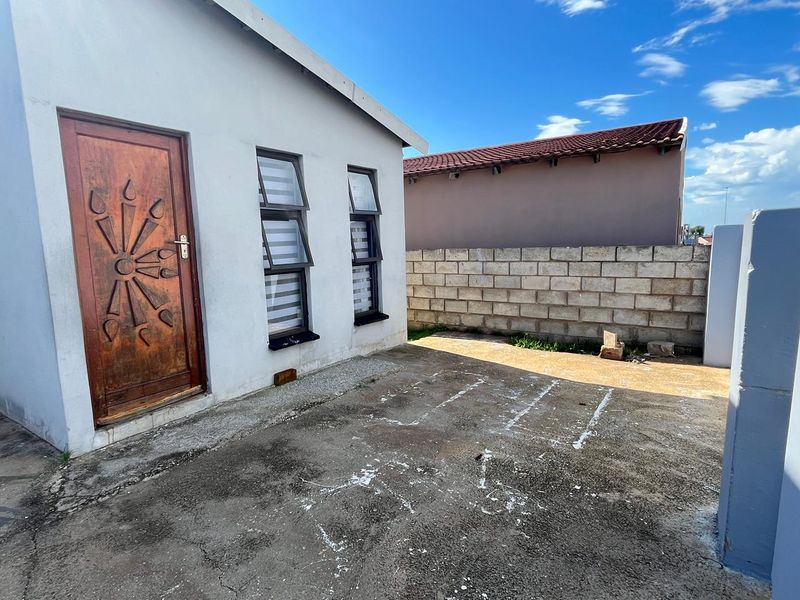 2 BED 1 BATH HOUSE WITH FLATLET FOR SALE - Photo 7