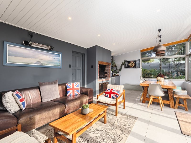 Serenity, Space & Family Living!! Viewings by appointment - Photo 3