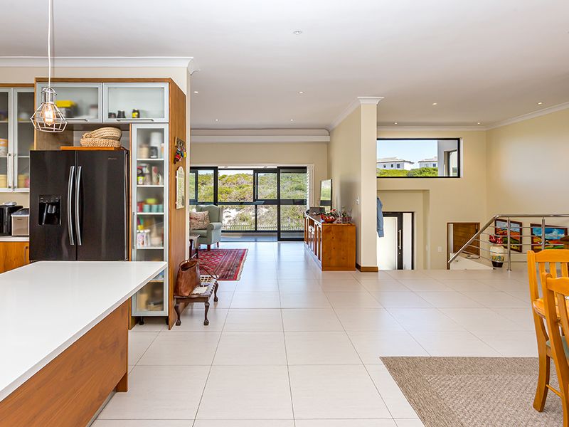 Magnificent 5 Bedroom Home in Dune Ridge Estate - Photo 8