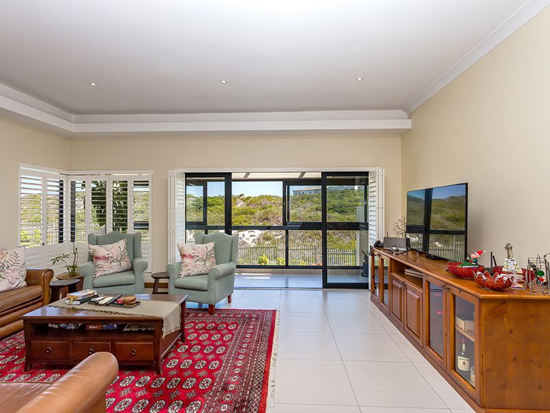 Magnificent 5 Bedroom Home in Dune Ridge Estate - Photo 4