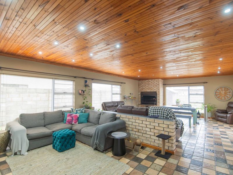Charming Farm-Style Sanctuary in the Heart of the City! - Photo 2