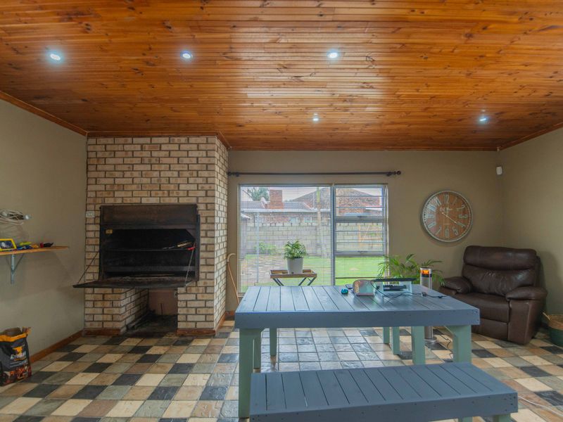 Charming Farm-Style Sanctuary in the Heart of the City! - Photo 5