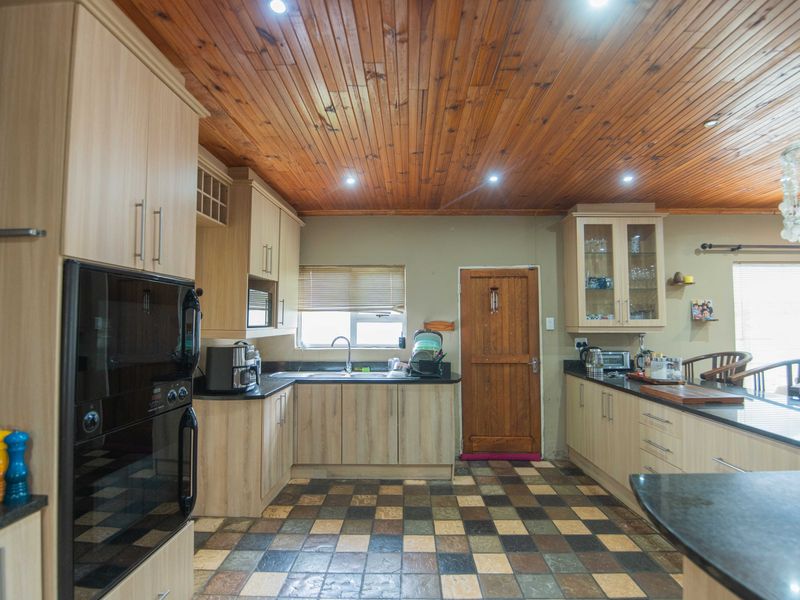 Charming Farm-Style Sanctuary in the Heart of the City! - Photo 8