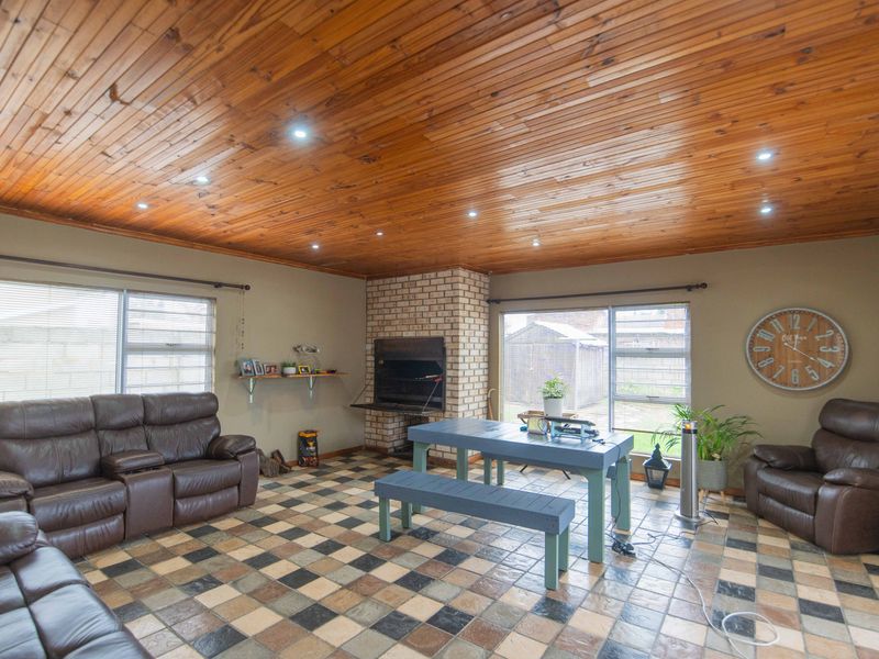 Charming Farm-Style Sanctuary in the Heart of the City! - Photo 4