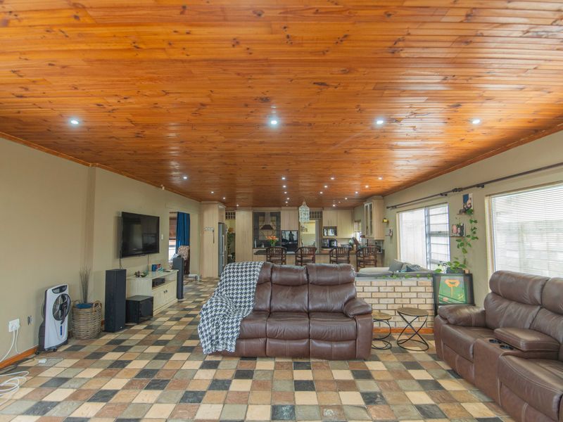 Charming Farm-Style Sanctuary in the Heart of the City! - Photo 3