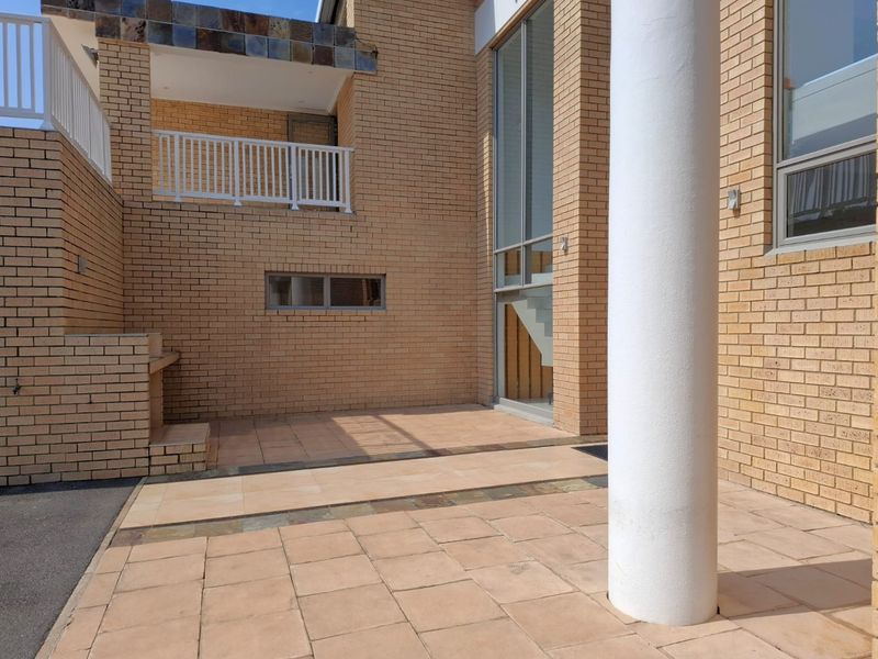 AN ARCHITECTURAL STATEMENT OF COASTAL LIVING - Photo 6