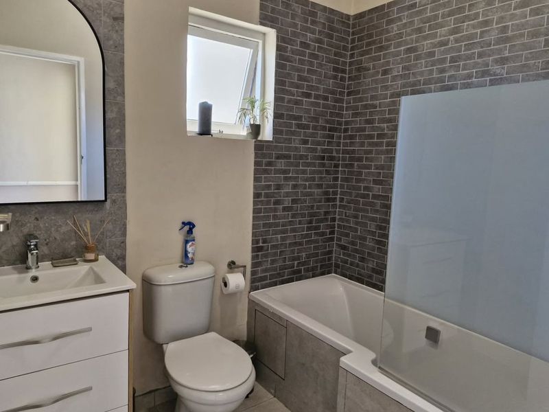 Spacious 4-Bedroom Home with Office, Pool & Ample Parking — Furnished Option Available - Photo 9
