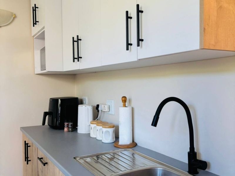 Spacious 4-Bedroom Home with Office, Pool & Ample Parking — Furnished Option Available - Photo 7