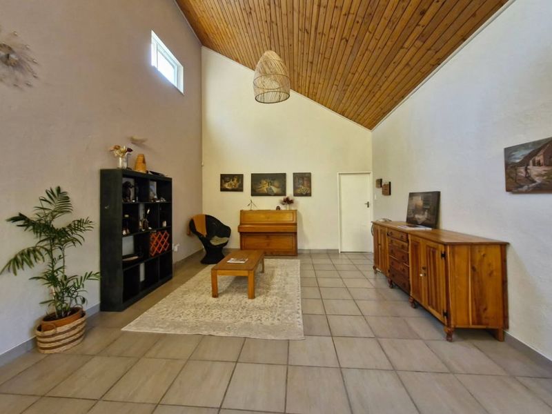 Spacious 4-Bedroom Home with Office, Pool & Ample Parking — Furnished Option Available - Photo 2