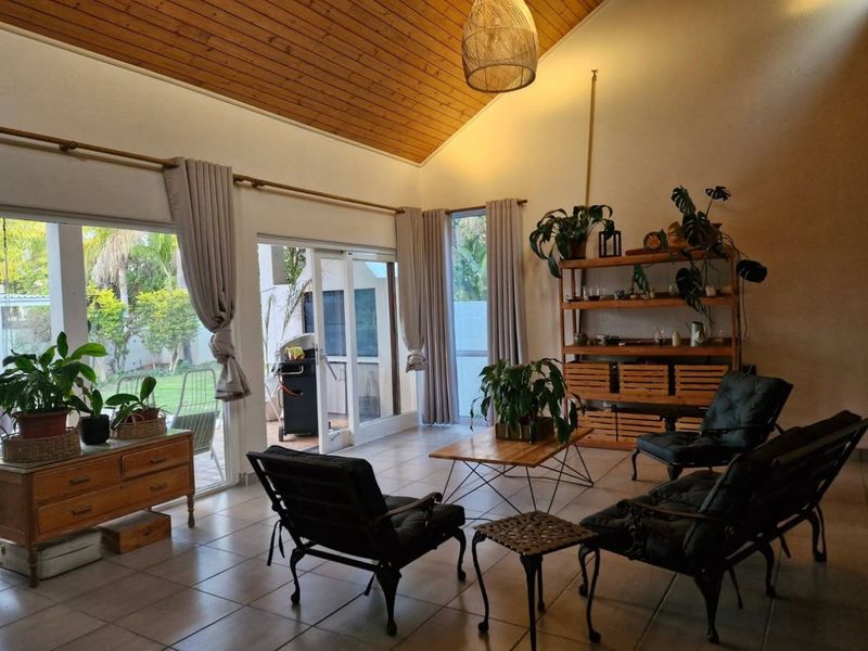 Spacious 4-Bedroom Home with Office, Pool & Ample Parking — Furnished Option Available - Photo 3
