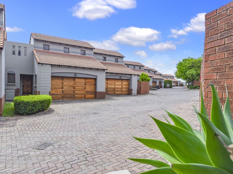 Room to Grow, Space to Breathe - Secure Country Living in Rietvlei Country Estate - Photo 2