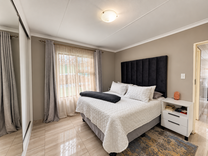 Welcome home to this modern 3-bedroom, 2-bathroom home, offering comfortable and easy living with a - Photo 9