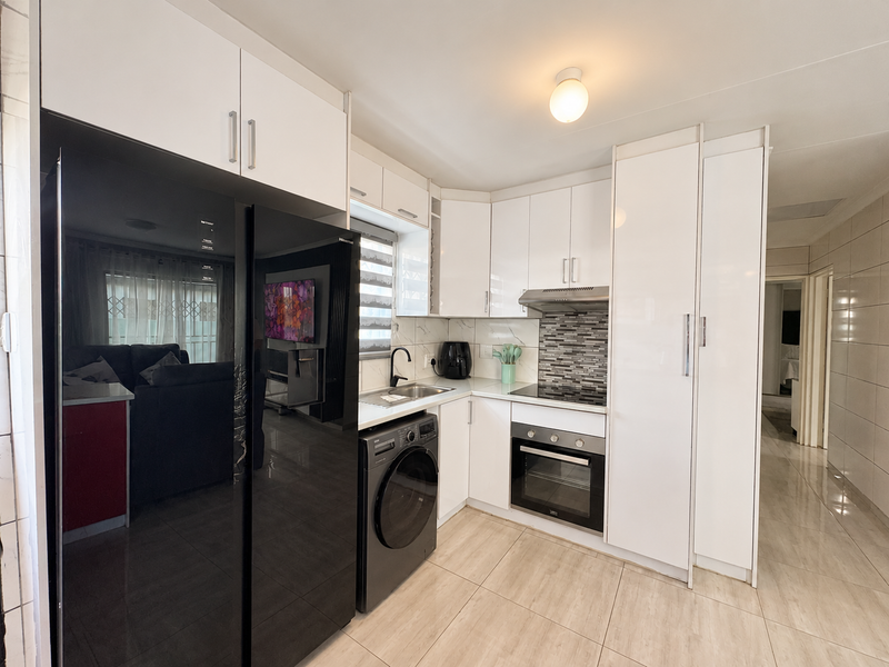 Welcome home to this modern 3-bedroom, 2-bathroom home, offering comfortable and easy living with a - Photo 3