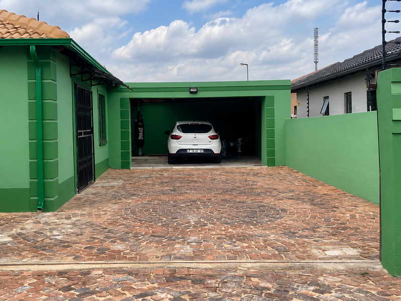 Welcome home to this modern 3-bedroom, 2-bathroom home, offering comfortable and easy living with a - Photo 2